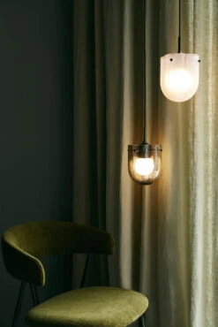 GUBI Seine Riippuvalaisin, Antiikkimessinki - Savu -Louis Poulsen Myymälämyynti Gubi Fall 2022 42