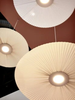 Hartô Carmen Riippuvalaisin 50 Cm, Valkoinen -Louis Poulsen Myymälämyynti HARTO M O SEPT2018 5553 HD