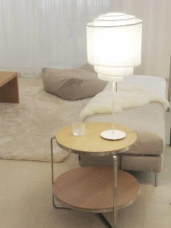 Doctor Design Heila Pöytävalaisin -Louis Poulsen Myymälämyynti Heila table lamp in a room copy