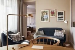 Louis Poulsen VL38 Lattiavalaisin V2 LED, Valkoinen -Louis Poulsen Myymälämyynti Hotel St George Poetry Suite living room