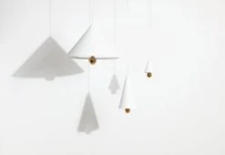 Petite Friture Cherry LED Riippuvalaisin, Pieni, Valkoinen 5 Petite Friture Cherry LED Riippuvalaisin, Pieni, Valkoinen -Louis Poulsen Myymälämyynti L054 cherry pendant family white CPF packshot VS