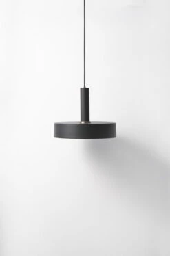 Ferm LIVING Record Varjostin, Musta -Louis Poulsen Myymälämyynti LAMPS HIBLACK BLACKRECORD