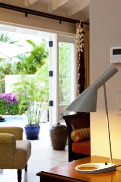 Louis Poulsen AJ Pöytävalaisin V3, Vaaleanharmaa 8 Louis Poulsen AJ Pöytävalaisin V3, Vaaleanharmaa -Louis Poulsen Myymälämyynti LP Jumby 3 06417