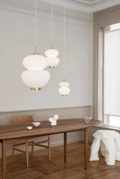 LYFA Peanut Riippuvalaisin, 250 Mm, Valkoinen 10 LYFA Peanut Riippuvalaisin, 250 Mm, Valkoinen -Louis Poulsen Myymälämyynti LYFA 2021 PEANUT Photographer Irina Boersma Stylist Pernille Vest VS