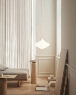 LYFA Repose Riippuvalaisin 400, Opaali - Musta -Louis Poulsen Myymälämyynti LYFA 2021 REPOSE400Black PhotographerIrinaBoersma StylistPernilleVest 12 kopi 1000x