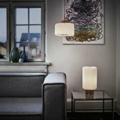 Le Klint Cylinder Pöytävalaisin, Keskikokoinen, Vaalea Tammi -Louis Poulsen Myymälämyynti Le Klint Cylinder Pendelleuchte Eiche hell Ambiente 3