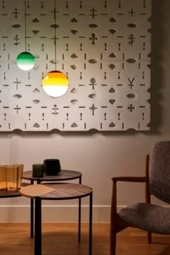 Marset Dipping Light 13 Riippuvalaisin, Vihreä 6 Marset Dipping Light 13 Riippuvalaisin, Vihreä -Louis Poulsen Myymälämyynti MARSET DIPPING LIGHT PENDANT CLOSE TO ARMCHAIR