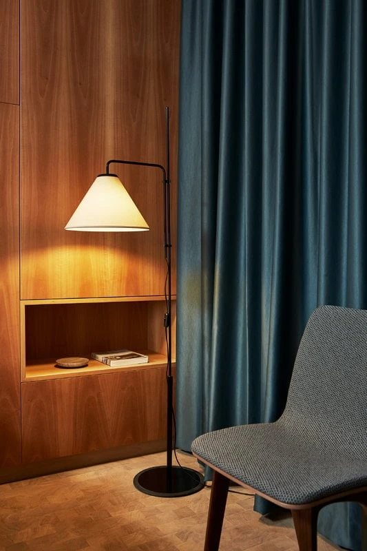 Marset Funiculi Fabric Lattiavalaisin, Musta - Hiekka 2 Marset Funiculi Fabric Lattiavalaisin, Musta - Hiekka - Image 2