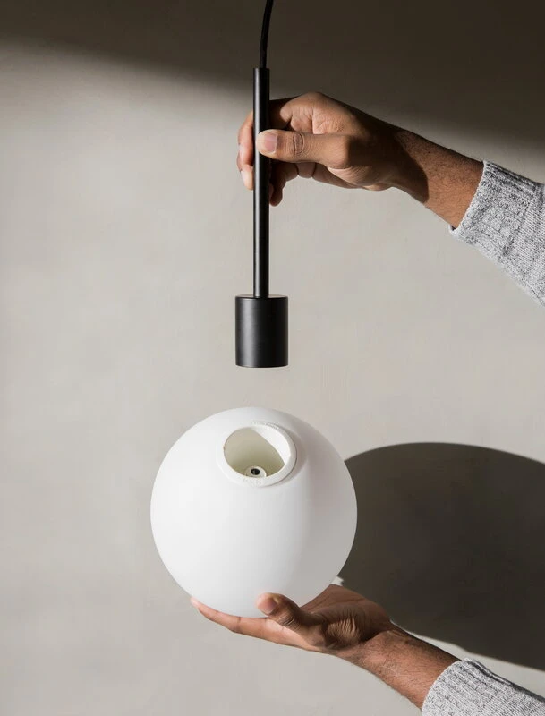 MENU TR Bulb Riippuvalaisin, Musta - Kiiltävä Opaali 3 MENU TR Bulb Riippuvalaisin, Musta - Kiiltävä Opaali - Image 3