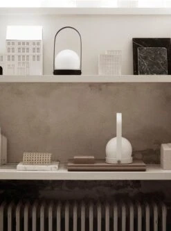 MENU Carrie Ladattava Pöytävalaisin, Ulkokäyttöön, Valkoinen -Louis Poulsen Myymälämyynti MENU Carrie 1