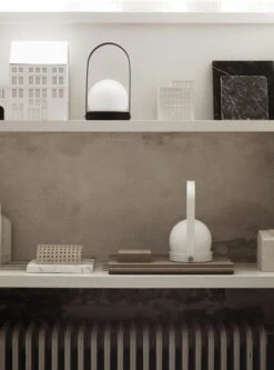 MENU Carrie Ladattava Pöytävalaisin, Ulkokäyttöön, Musta -Louis Poulsen Myymälämyynti MENU Carrie