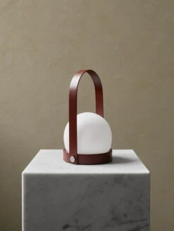 MENU Carrie Ladattava Pöytävalaisin, Ulkokäyttöön, Poltettu Punainen -Louis Poulsen Myymälämyynti MENU Carrie LED Plinth