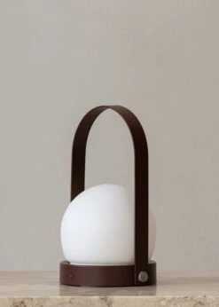 MENU Carrie Ladattava Pöytävalaisin, Ulkokäyttöön, Poltettu Punainen -Louis Poulsen Myymälämyynti MENU Carrie Table Lamp 6