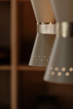 MENU Collector 3 Kattokruunu, Luonnonvalkoinen -Louis Poulsen Myymälämyynti MENU Collector Chandelier 5