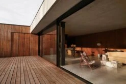 MENU JWDA Lattiavalaisin, Valkoinen Marmori - Pronssattu Messinki -Louis Poulsen Myymälämyynti MENU Knitting Chair Snaregade Table Tearoom Sofa Plinth 28229