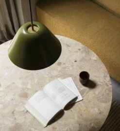 MENU Levitate Riippuvalaisin, 28 Cm, Salvianvihreä - Messinki -Louis Poulsen Myymälämyynti MENU Levitate Column Table