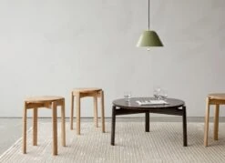 MENU Levitate Riippuvalaisin, 28 Cm, Salvianvihreä - Messinki -Louis Poulsen Myymälämyynti MENU Passage Lounge Table Passage Stool Levitate Houkime Rug 2