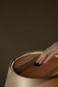 MENU Torso Pöytävalaisin, 37 Cm, Limited, Babelia 002 -Louis Poulsen Myymälämyynti MENU Torso Table Lamp 37 Babelia Plage de Coquillages 3