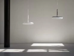 AGO Mozzi Riippuvalaisin, Iso, Hiilenharmaa 11 AGO Mozzi Riippuvalaisin, Iso, Hiilenharmaa -Louis Poulsen Myymälämyynti MOZZI 2021 01 HIGH 1