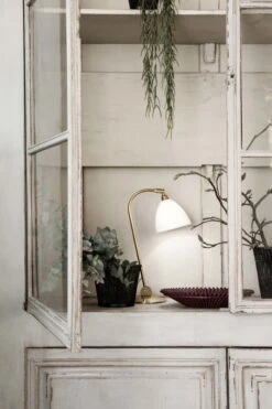 GUBI Bestlite BL2 Pöytävalaisin, Messinki - Luuposliini -Louis Poulsen Myymälämyynti Mategot FlowerPot Bowl Bestlite BL2 TableLamp on