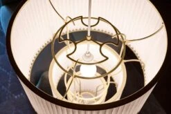 Le Klint Plivello 112 Riippuvalaisin, Valkoinen - Kulta 8 Le Klint Plivello 112 Riippuvalaisin, Valkoinen - Kulta -Louis Poulsen Myymälämyynti Model 112 close up 1600px role