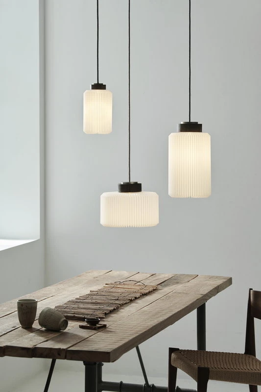 Le Klint Cylinder 182 Riippuvalaisin, Keskikokoinen, Musta Tammi 2 Le Klint Cylinder 182 Riippuvalaisin, Keskikokoinen, Musta Tammi - Image 2