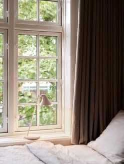 Louis Poulsen NJP Mini Pöytävalaisin, Valkoinen -Louis Poulsen Myymälämyynti NJP Mini PaleRose V2 Interior SS22 08455 2