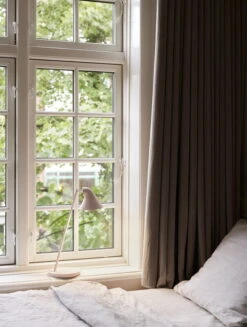 Louis Poulsen NJP Mini Pöytävalaisin, Vaaleanpunainen 5 Louis Poulsen NJP Mini Pöytävalaisin, Vaaleanpunainen -Louis Poulsen Myymälämyynti NJP Mini PaleRose V2 Interior SS22 08455