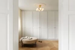 Nuura Apiales 6 Kattovalaisin, Harjattu Messinki - Opaali -Louis Poulsen Myymälämyynti NUURA AW22 10