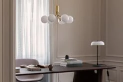 Nuura Apiales 6 Riippuvalaisin, Harjattu Messinki - Opaali -Louis Poulsen Myymälämyynti NUURA AW22 lifestyle 10