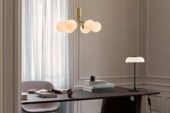 Nuura Apiales 6 Riippuvalaisin, Harjattu Messinki - Opaali -Louis Poulsen Myymälämyynti NUURA AW22 lifestyle 11