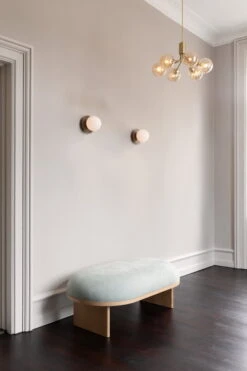 Nuura Liila 1 Seinä/kattovalaisin, Keskikoko, Tumma Pronssi - Opaali 11 Nuura Liila 1 Seinä/kattovalaisin, Keskikoko, Tumma Pronssi - Opaali -Louis Poulsen Myymälämyynti NUURA AW22 lifestyle 22