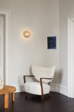 Nuura Liila 1 Seinä/kattovalaisin, Keskikoko, Tumma Pronssi - Kirkas -Louis Poulsen Myymälämyynti NUURA AW22 lifestyle 28