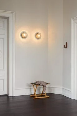 Nuura Liila 1 Seinä/kattovalaisin, Keskikoko, Tumma Pronssi - Kirkas -Louis Poulsen Myymälämyynti NUURA AW22 lifestyle 29