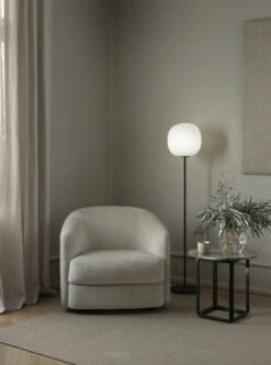 New Works Lantern Lattiavalaisin, Keskikokoinen -Louis Poulsen Myymälämyynti New Works Spring 2021 Covent Lounge Chair Lantern Floor Lamp Florence Side Table Gris du Marais