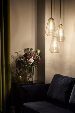 Nuura Anoli 3 Riippuvalaisin, Kulta 9 Nuura Anoli 3 Riippuvalaisin, Kulta -Louis Poulsen Myymälämyynti Nuura Anoli 3 lifestyle 1