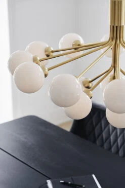 Nuura Apiales 18 Riippuvalaisin, Harjattu Messinki - Opaali -Louis Poulsen Myymälämyynti Nuura Apiales 18 Brushed Brass Finish Opal White glass detail 1