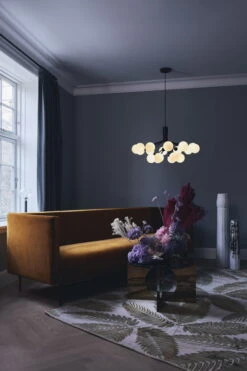 Nuura Apiales 18 Riippuvalaisin, Musta - Opaali -Louis Poulsen Myymälämyynti Nuura Apiales 18 Satin Black Finish Opal White glass lifestyle 1