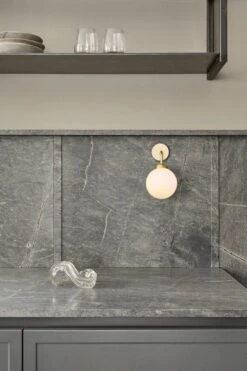 Nuura Apiales Seinävalaisin, Seinäkytkentä, Harjattu Messinki - Opaali -Louis Poulsen Myymälämyynti Nuura Apiales Wall Brushed Brass Hard Wired lifestyle 1