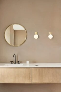 Nuura Apiales Seinävalaisin, Seinäkytkentä, Harjattu Messinki - Opaali -Louis Poulsen Myymälämyynti Nuura Apiales Wall Brushed Brass Hard Wired lifestyle 2