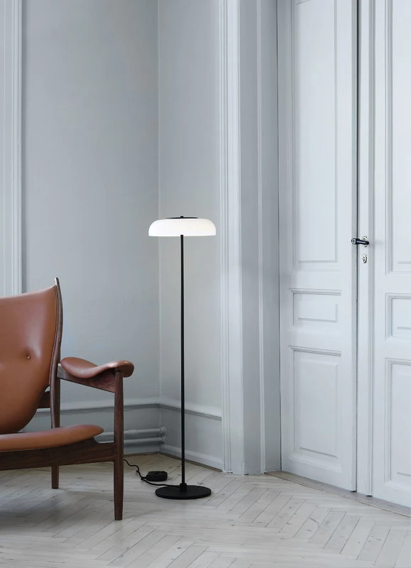 Nuura Blossi Lattiavalaisin 29 Cm, Musta - Opaali 2 Nuura Blossi Lattiavalaisin 29 Cm, Musta - Opaali - Image 2