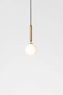 Nuura Miira 1 Riippuvalaisin, Messinki - Opaali -Louis Poulsen Myymälämyynti Nuura Miira 1 Brass Opal