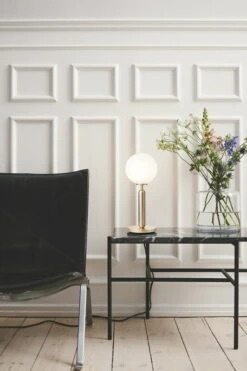 Nuura Miira Pöytävalaisin, Messinki - Opaali 7 Nuura Miira Pöytävalaisin, Messinki - Opaali -Louis Poulsen Myymälämyynti Nuura Miira Table Brass lifestyle