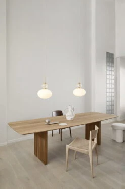 Nuura Rizzatto 32 Riippuvalaisin, Messinki - Opaali Valkoinen 8 Nuura Rizzatto 32 Riippuvalaisin, Messinki - Opaali Valkoinen -Louis Poulsen Myymälämyynti Nuura Rizzatto 32 lifestyle 3