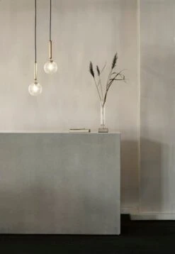 Nuura Miira 1 Riippuvalaisin, Messinki - Kirkas -Louis Poulsen Myymälämyynti Nuura SS20 Miira 1 Brass Optic