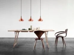 Fritz Hansen Orient P1 Riippuvalaisin, Kupari 9 Fritz Hansen Orient P1 Riippuvalaisin, Kupari -Louis Poulsen Myymälämyynti Orient P1 installation 25087