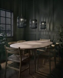 Pilke Lights Pilke P18 Riippuvalaisin, Musta -Louis Poulsen Myymälämyynti P10501 PILKE Signature 18 pendant dining room Night