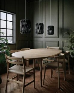 Pilke Lights Pilke P18 Riippuvalaisin, Musta -Louis Poulsen Myymälämyynti P10501 PILKE Signature 18 pendant dining room day