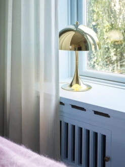 Louis Poulsen Panthella 320 Pöytävalaisin, Messinki 9 Louis Poulsen Panthella 320 Pöytävalaisin, Messinki -Louis Poulsen Myymälämyynti Panthella 320 Brass SS21 Interior 1 07243