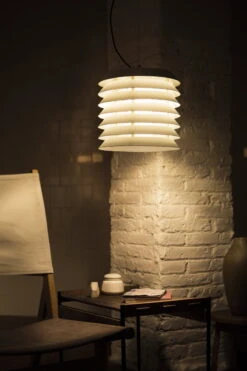 Santa & Cole Maija 30 Riippuvalaisin, Valkoinen -Louis Poulsen Myymälämyynti SANTACOLE PENDANT LAMPS Maija Maija 30 Pericas Carlos 11